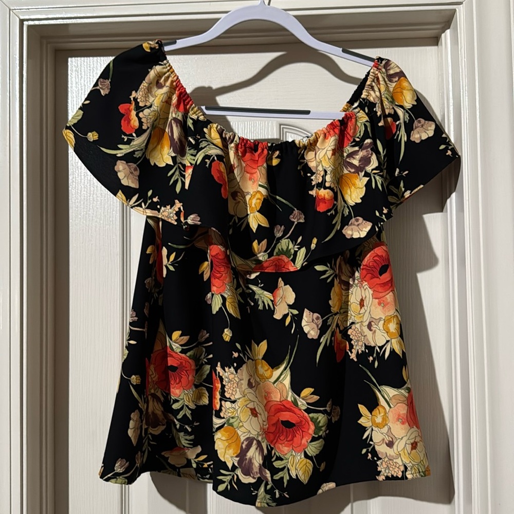 Santuary over the shoulder floral top size Large